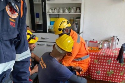 A Defesa Civil de Carangola esteve no local, realizou uma avaliação técnica da estrutura e determinou a interdição da residência -  (crédito: Reprodução/CBMMG)