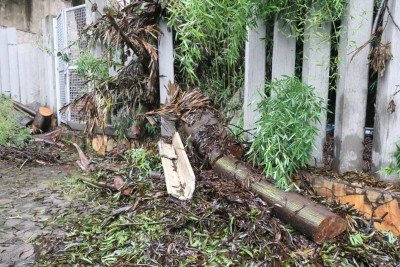 Apesar dos riscos, cal&ccedil;ada n&atilde;o foi interditada -  (crédito: Marcos Vieira/EM/D.A.Press)