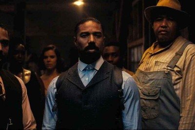 Michael B. Jordan, que disputará com Wagner Moura a estatueta de Melhor Ator, interpreta gêmeos em 'Pecadores', de Ryan Coogler -  (crédito: Warner/Divulgação)