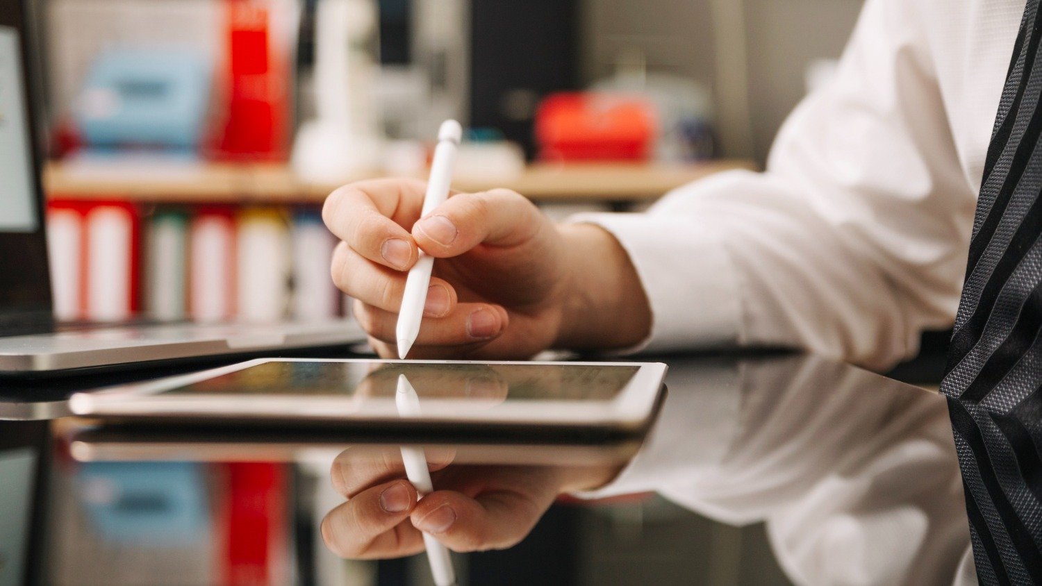 Assinatura digital e eletrônica: qual a diferença real entre elas? - Freepik