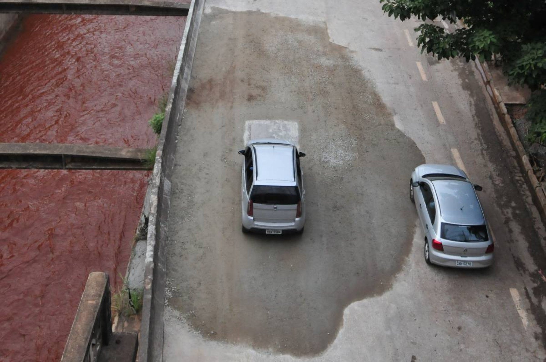 Foto tirada em janeiro de 2020, que mostra tr&acirc;nsito de ve&iacute;culos na Av. Tereza Cristina, em Belo Horizonte, ap&oacute;s reconstru&ccedil;&atilde;o de cratera que havia "engolido" a pista