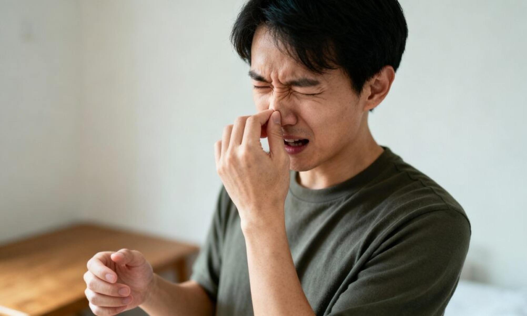 O que pode acontecer com o corpo quando você tenta segurar um espirro no dia a dia - Tupi