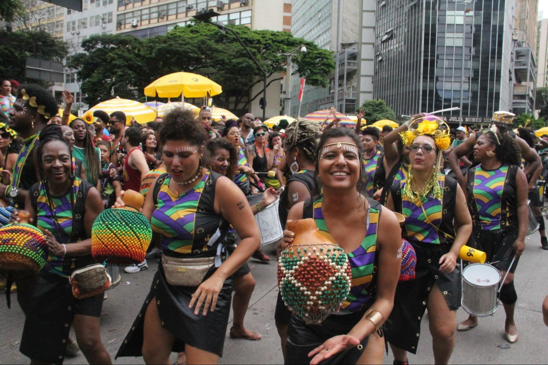 O bloco toca ritmos afro-brasileiros antigos e recentes, passando pelos mais diversos estilos musicais, como funk, ax&eacute;, samba, raggae, ijex&aacute;, hip hop e pagod&atilde;o baiano
