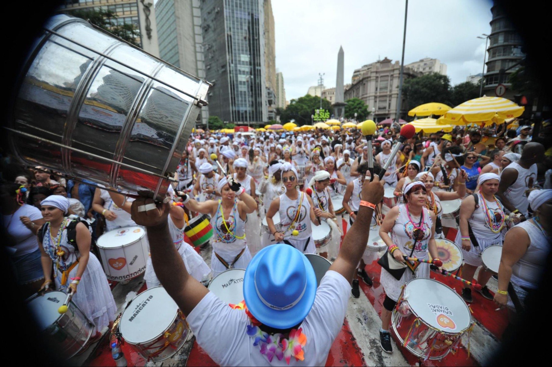 Com saias, turbantes e balangand&atilde;s, o Baianas Ozadas convida os foli&otilde;es a curtir o carnaval mineiro com o jeitinho da Bahia