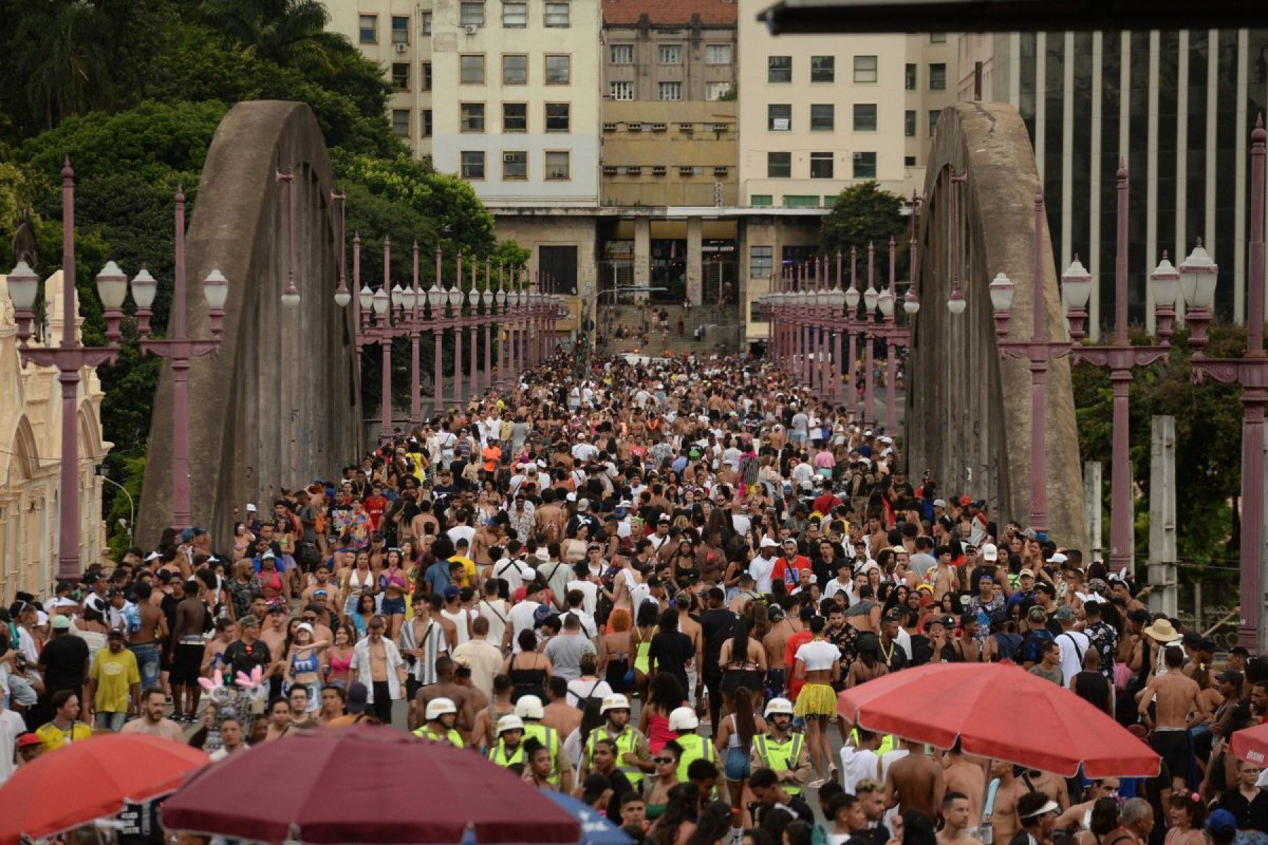 Movimento durante o Carnaval 2024,  no Viaduto Santa Teresa e Rua Sapuca&iacute;