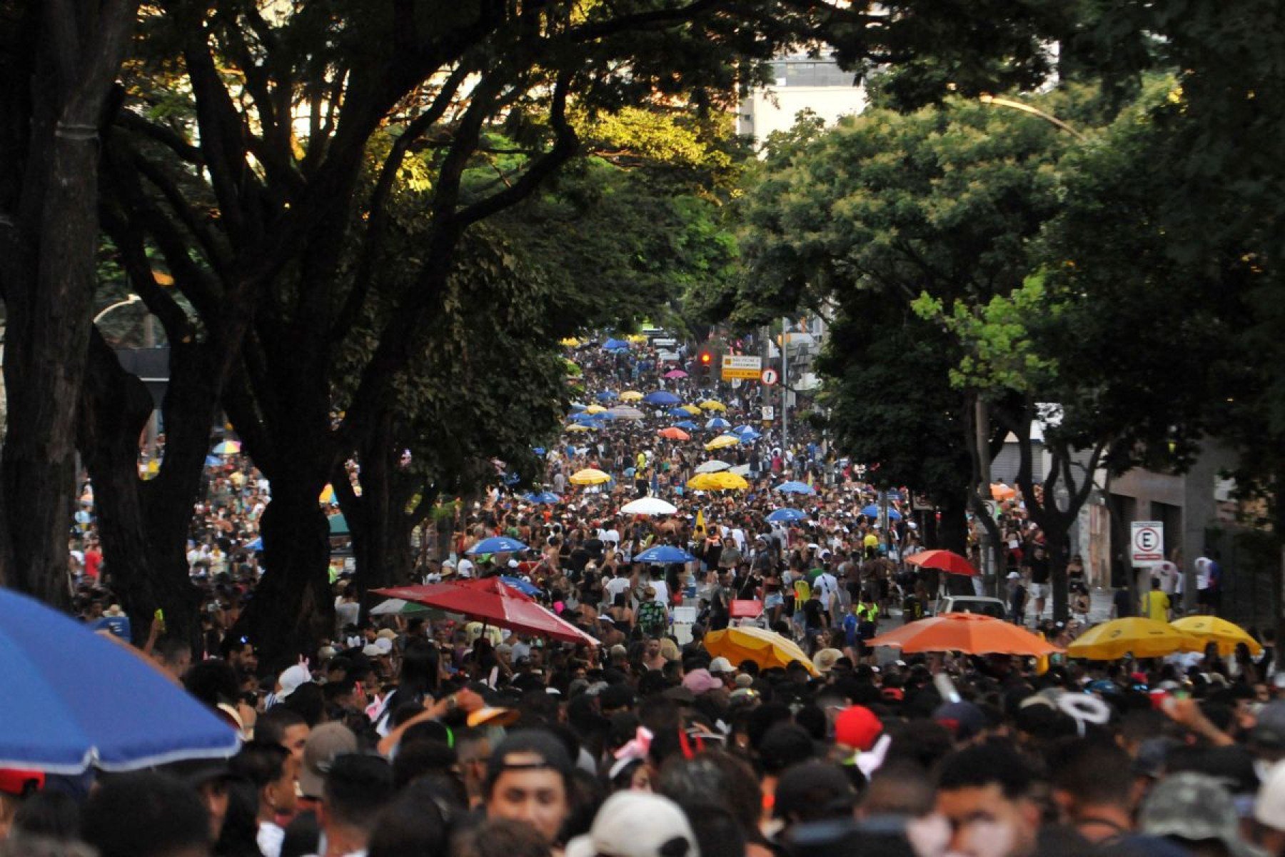 No Carnaval 2023, mesmo com encerramento de blocos, foli&otilde;es seguiram na Av. Cristov&atilde;o Colombo