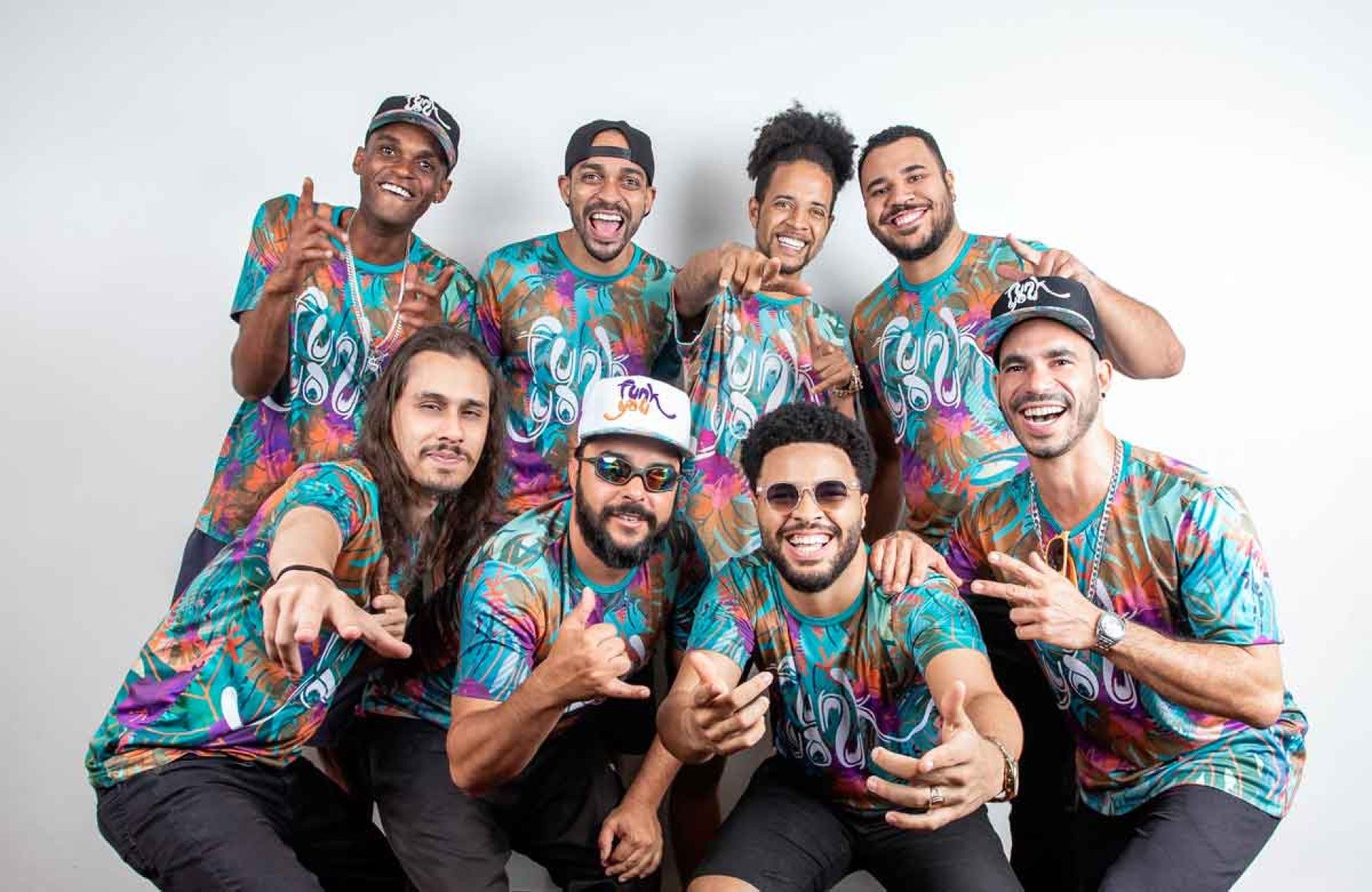 Integrantes da banda do bloco Funk You olham para a c&acirc;mera 