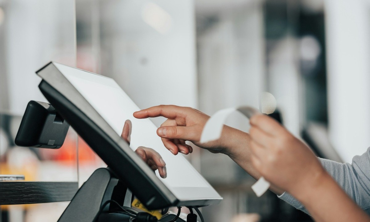 Ao informar o CPF na nota fiscal o consumidor pode concorrer a prêmios do programa Nota Fiscal Mineira. - (crédito: Simon Kadula/ Unsplash)