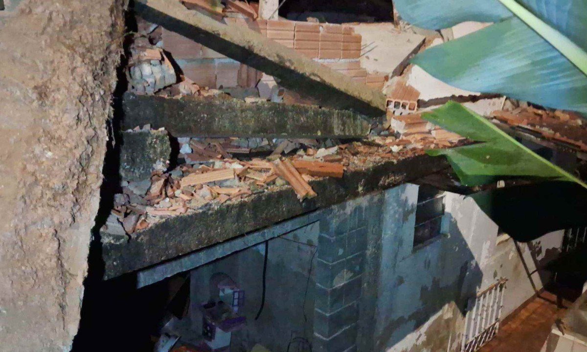Muro desaba e atinge casa com quatro moradores em Po&ccedil;os de Caldas, no Sul de Minas