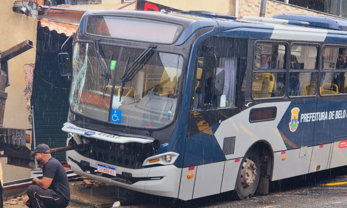 O motorista do ônibus perdeu o controle da direção no Bairro Alto Vera Cruz, na Região Leste de Belo Horizonte - (crédito: Jair Amaral/EM/DA Press)