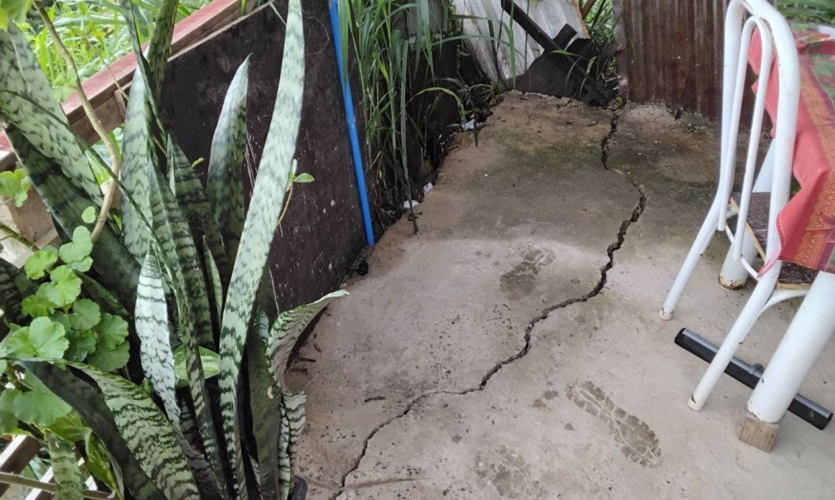 No bairro Taquaril, o deslizamento de talude deixou duas casas em risco