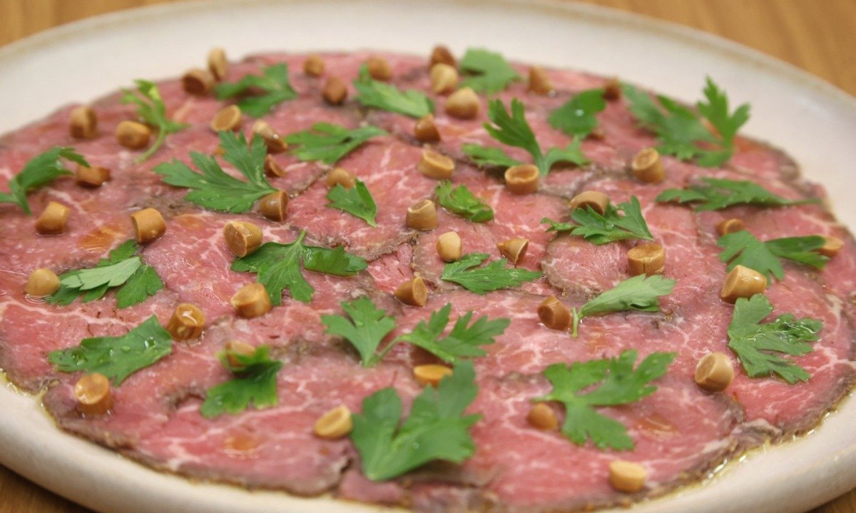 Para fazer o rosbife, eles temperam a carne com um mix de especiarias e a cortam em fatias bem finas