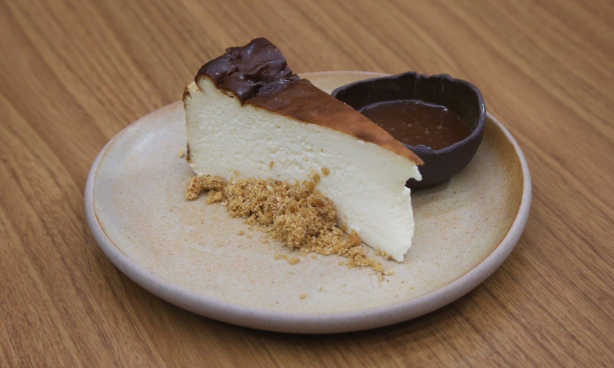 Sobremesa mais querida do card&aacute;pio, a torta basca chega &agrave; mesa com calda de caramelo salgado e pralin&ecirc; de avel&atilde;