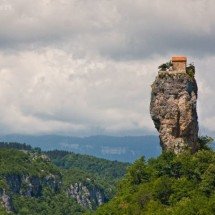 Igreja mais isolada do planeta fica no topo de monte e proíbe o acesso de mulheres - flickr - ????? ???????