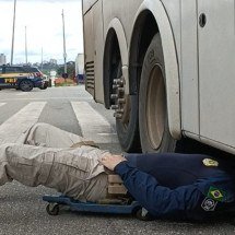 Foragida do Paraná é presa dentro de ônibus na BR-381, em Betim - PRF