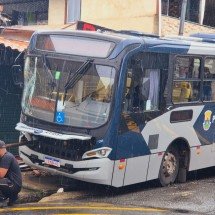 BH: ônibus desgovernado atropela idosa e derruba muro de casas - Jair Amaral/EM/DA Press