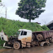Acidente entre carreta e caminhão interdita Anel Rodoviário em BH  - Alexandre Guzanshe/EM/D.A Press