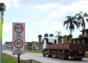 Radar inteligente e sinaliza&ccedil;&atilde;o indicam limites de velocidade diferenciados para fiscaliza&ccedil;&atilde;o em rodovia. -  (crédito: Leandro Couri/ EM/ D.A.Press)