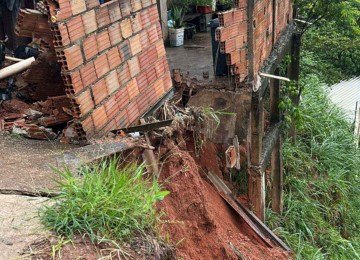 Muro de uma casa, na Rua Zilda Caldeira de Oliveira, no Bairro Morro do São Francisco, em Sabará (MG), desabou -  (crédito: Defesa Civil de Sabará)