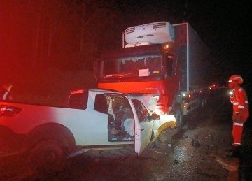 No caminhão, havia dois ocupantes, que não sofreram ferimentos e dispensaram encaminhamento hospitalar  -  (crédito: Corpo de Bombeiros/Reprodução)