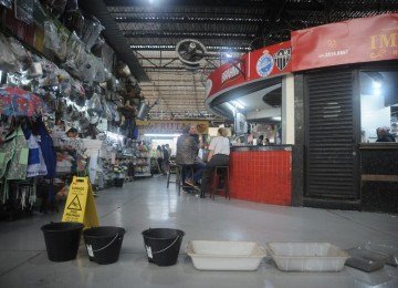 Comerciantes precisaram recorrer ao uso de baldes para conter as goteiras -  (crédito: Alexandre Guzanshe/EM/D.A Press)