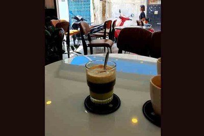 <p>Um tipo de café diferente do habitual tem feito sucesso na Vietnã. Ele se chama Ca Phe Muoi e tem sal! Ca Phe é café e Muoi é sal, no idioma do país. A bebida ganha cada vez mais adeptos, mas também gera desconfiança dos tradicionalistas.</p>
 -  (crédito:  Ph??ng Huy/Wikimedia Commons)