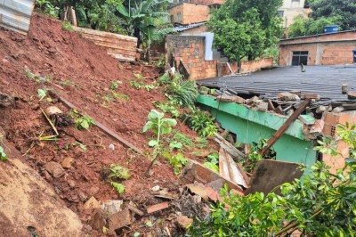 No bairro São Jorge III, a queda do talude deixou duas pessoas ilhadas e levou diversas famílias a saírem das casas -  (crédito: Divulgação/Corpo de Bombeiros)