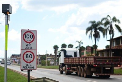 Radar inteligente e sinaliza&ccedil;&atilde;o indicam limites de velocidade diferenciados para fiscaliza&ccedil;&atilde;o em rodovia. -  (crédito: Leandro Couri/ EM/ D.A.Press)