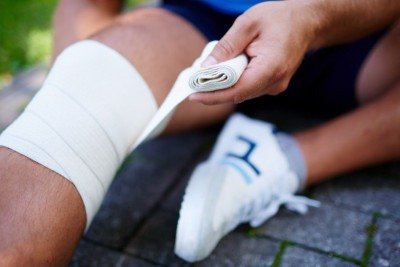 A aplica&ccedil;&atilde;o de compress&atilde;o com uma atadura &eacute; um das principais atitudes imediatas em casos de les&atilde;o -  (crédito: pressfoto/FreePik)