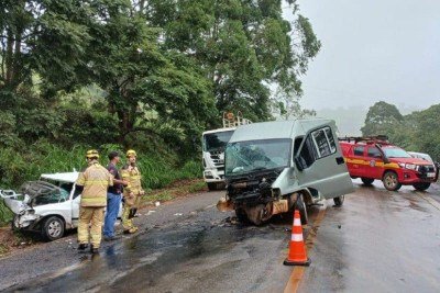 Ve&iacute;culos colidiram de frente na rodovia MG-179 -  (crédito: CBMMG/Divulga&ccedil;&atilde;o)