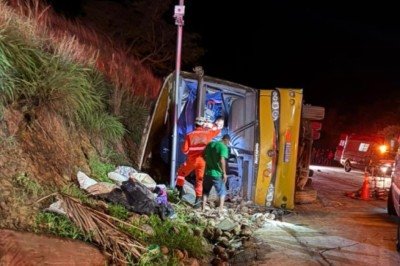 Onibus que seguia de Alagoas para Santa Catarina tombou na BR 251 e deixou cinco mortos. Motorista foi preso. -  (crédito: PRF/divulgação)