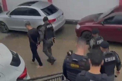 Policiais mineiros chegam à sede da PM de São Paulo escoltando o preso -  (crédito: PMMG)