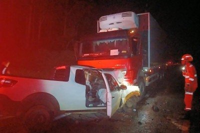 No caminhão, havia dois ocupantes, que não sofreram ferimentos e dispensaram encaminhamento hospitalar  -  (crédito: Corpo de Bombeiros/Reprodução)