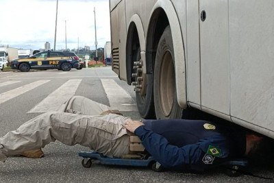 Fiscalização não é feita só com passageiros, mas de bagageiro e estrutura do ônibus -  (crédito: PRF)