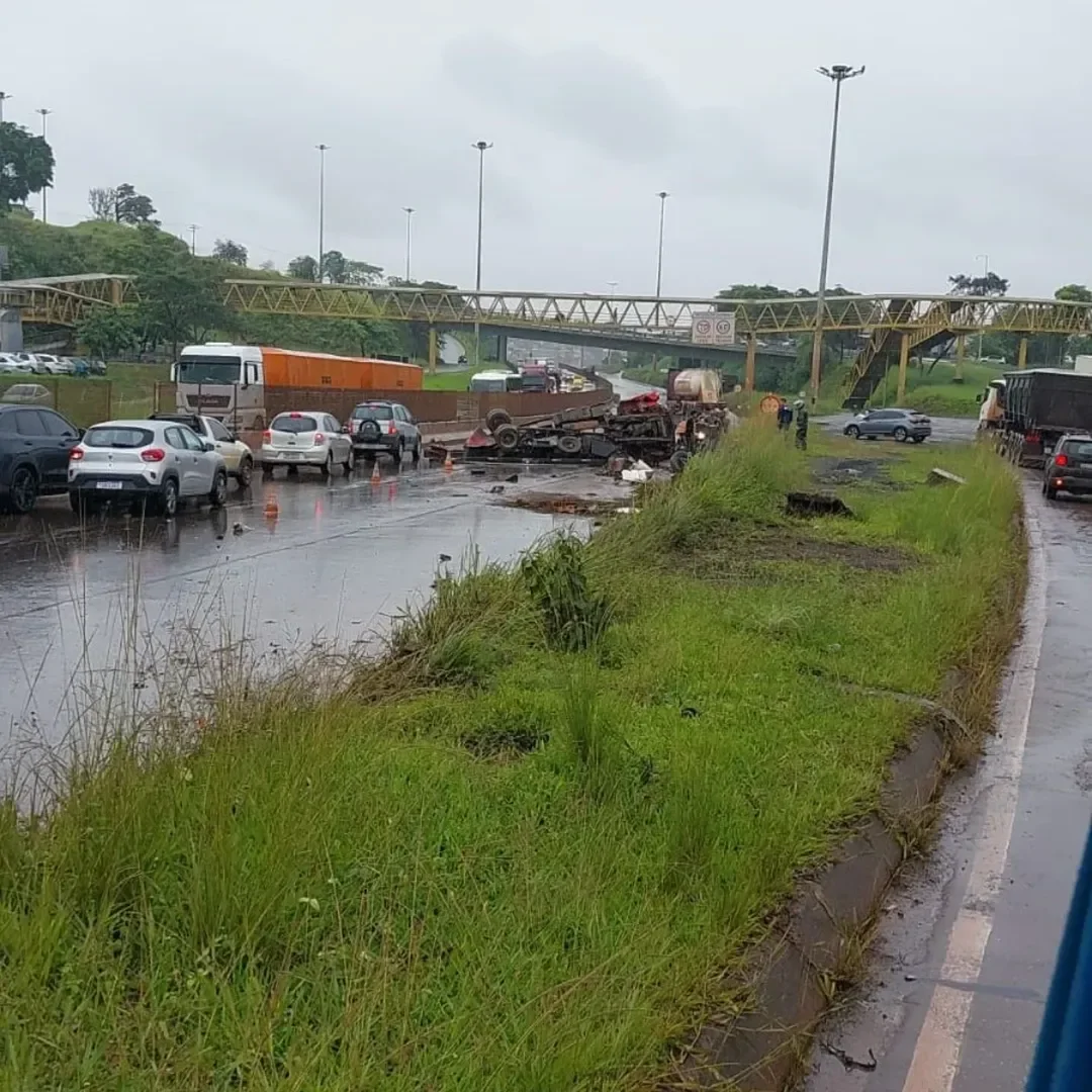 Carreta perde freio e acidente deixa trânsito lento no Anel em BH, nesta sexta-feira (23/1) -  (crédito: Reprodução/Redes Sociais)