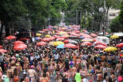 O Carnaval de rua de Belo Horizonte atrai milhares de turistas nos blocos, movimentando o setor de turismo na capital -  (crédito: Leandro Couri/ EM /D.A. Press)