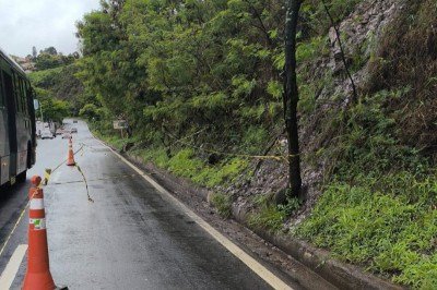 O trecho encontra-se sinalizado para garantir a segurança dos usuários da via -  (crédito: Defesa Civil/Divulgação)