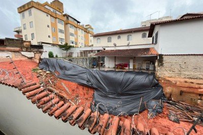 Muro caiu e provocou preju&iacute;zo a moradores do Bairro Sagrada Fam&iacute;lia -  (crédito: Giovanna de Souza/EM/D.A. Press)