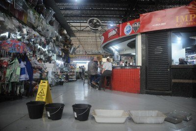 Comerciantes precisaram recorrer ao uso de baldes para conter as goteiras -  (crédito: Alexandre Guzanshe/EM/D.A Press)