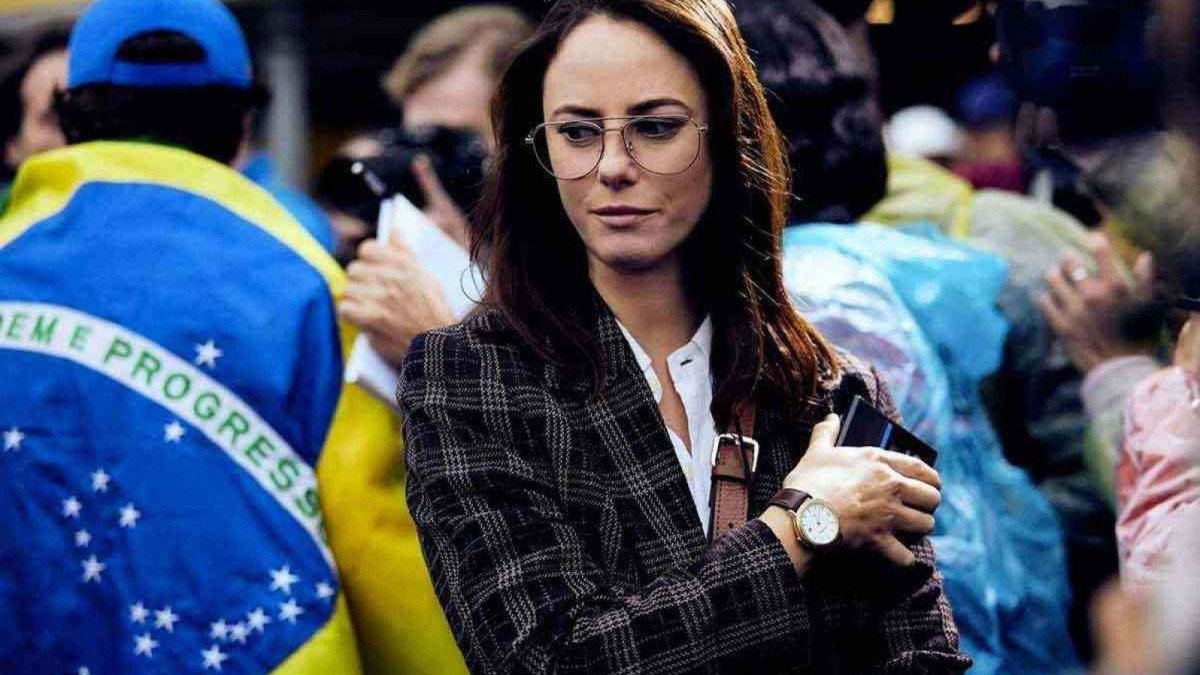 Kaya Scodelario, uma das atrizes com ra&iacute;zes brasileiras, em 'Senna'. -  (crédito: Reprodu&ccedil;&atilde;o/ Netflix)