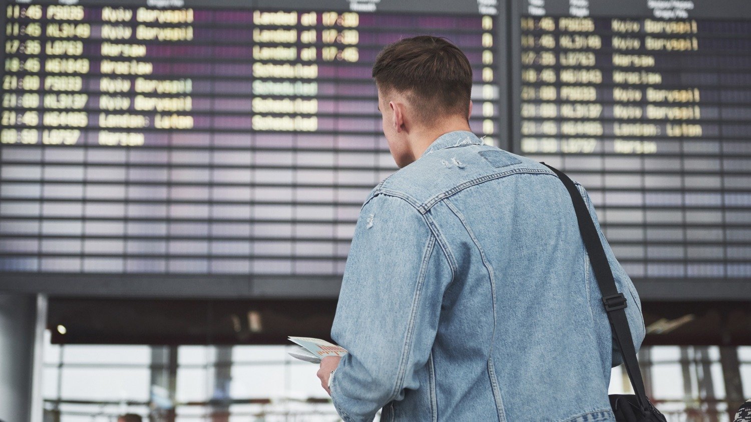 Meu voo atrasou, e agora? Guia completo dos seus direitos no aeroporto - standret/ Freepik