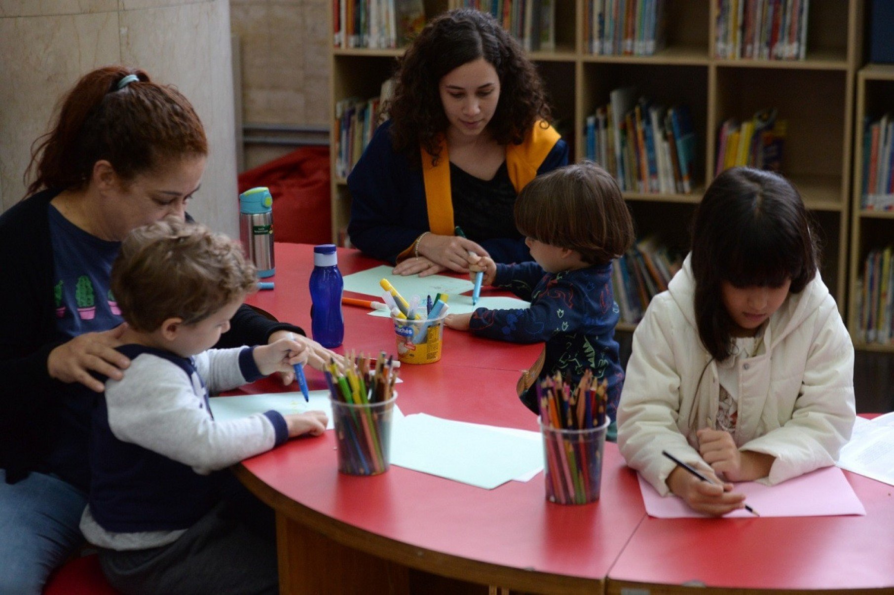 Crian&ccedil;as participam da Oficina "De Ferias com a Bruxa", na Biblioteca P&uacute;blica Infantil Juvenil, no Centro de BH
