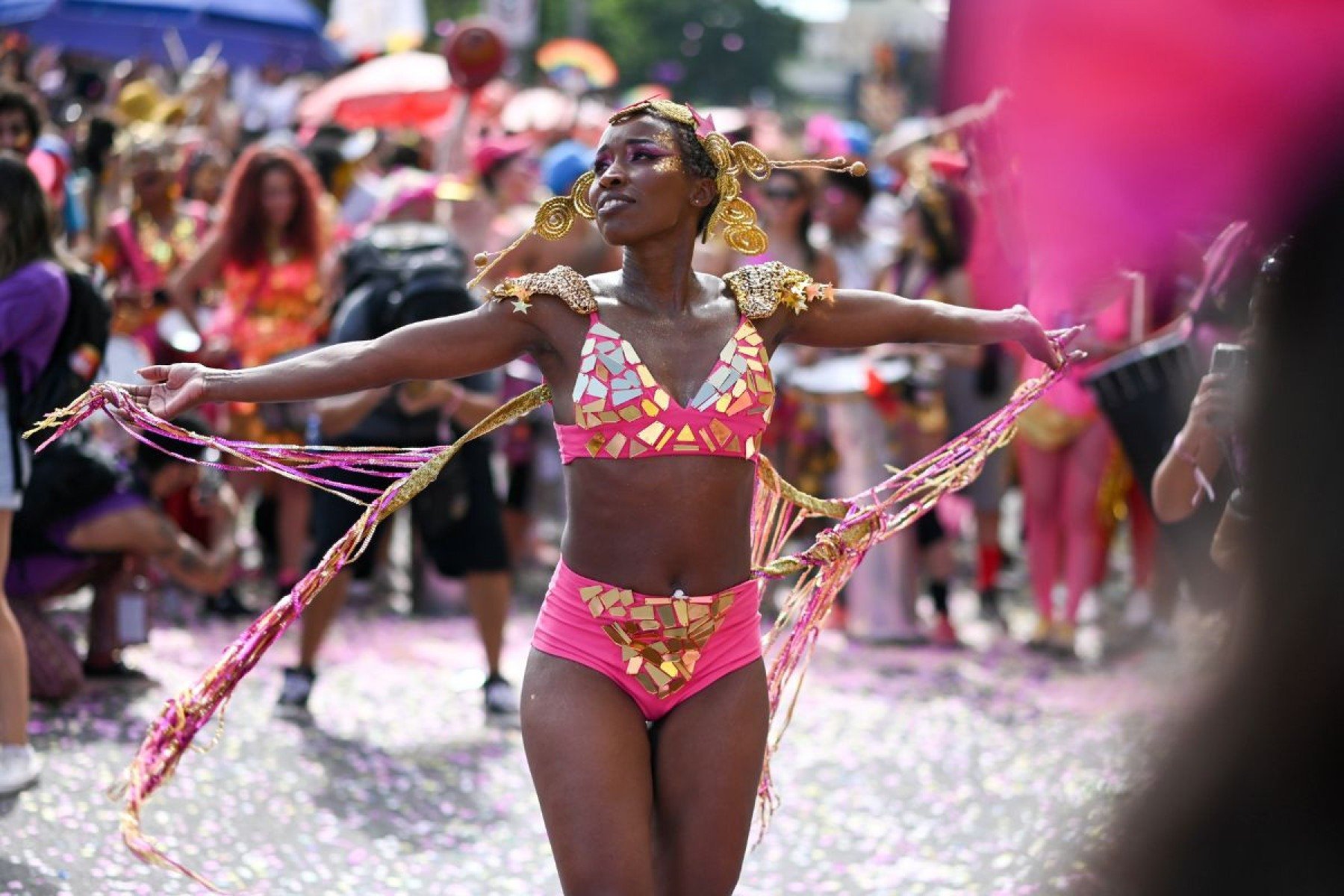 O sol nem nasceu e o Centro de BH j&aacute; est&aacute; tomado: o Ent&atilde;o, Brilha! transformou o amanhecer da folia em um dos rituais mais ic&ocirc;nicos