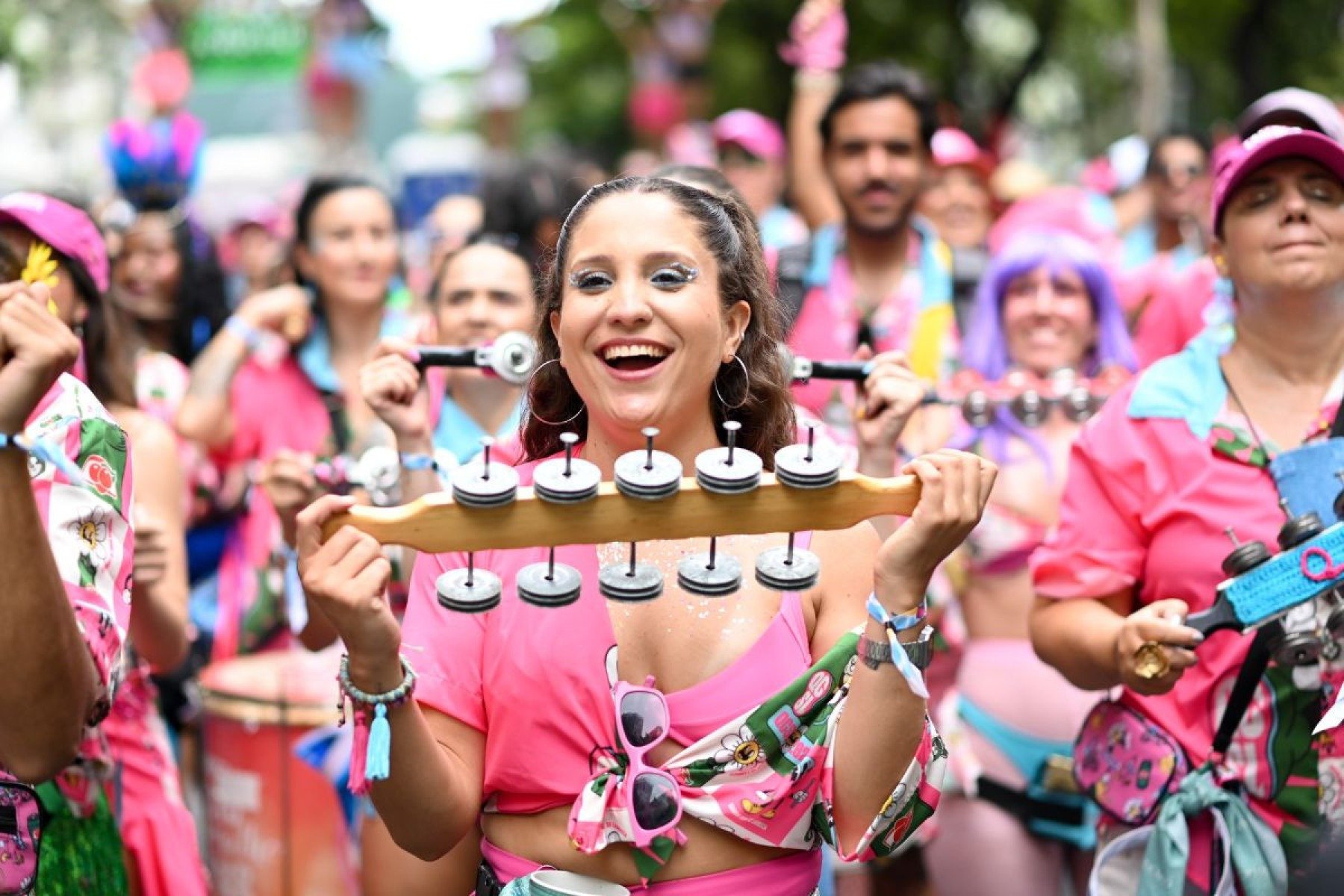 O bloco mistura pagode, ax&eacute; e hits pop e transforma o Centro de BH em pista de dan&ccedil;a a c&eacute;u aberto. 