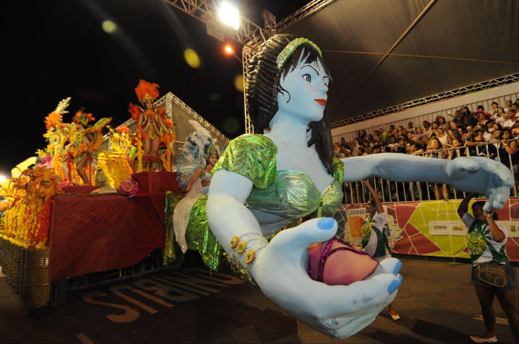 A escola homenageia o Clube Atl&eacute;tico Mineiro em 2026, conectando paix&atilde;o esportiva, resist&ecirc;ncia e identidade comunit&aacute;ria na avenida
