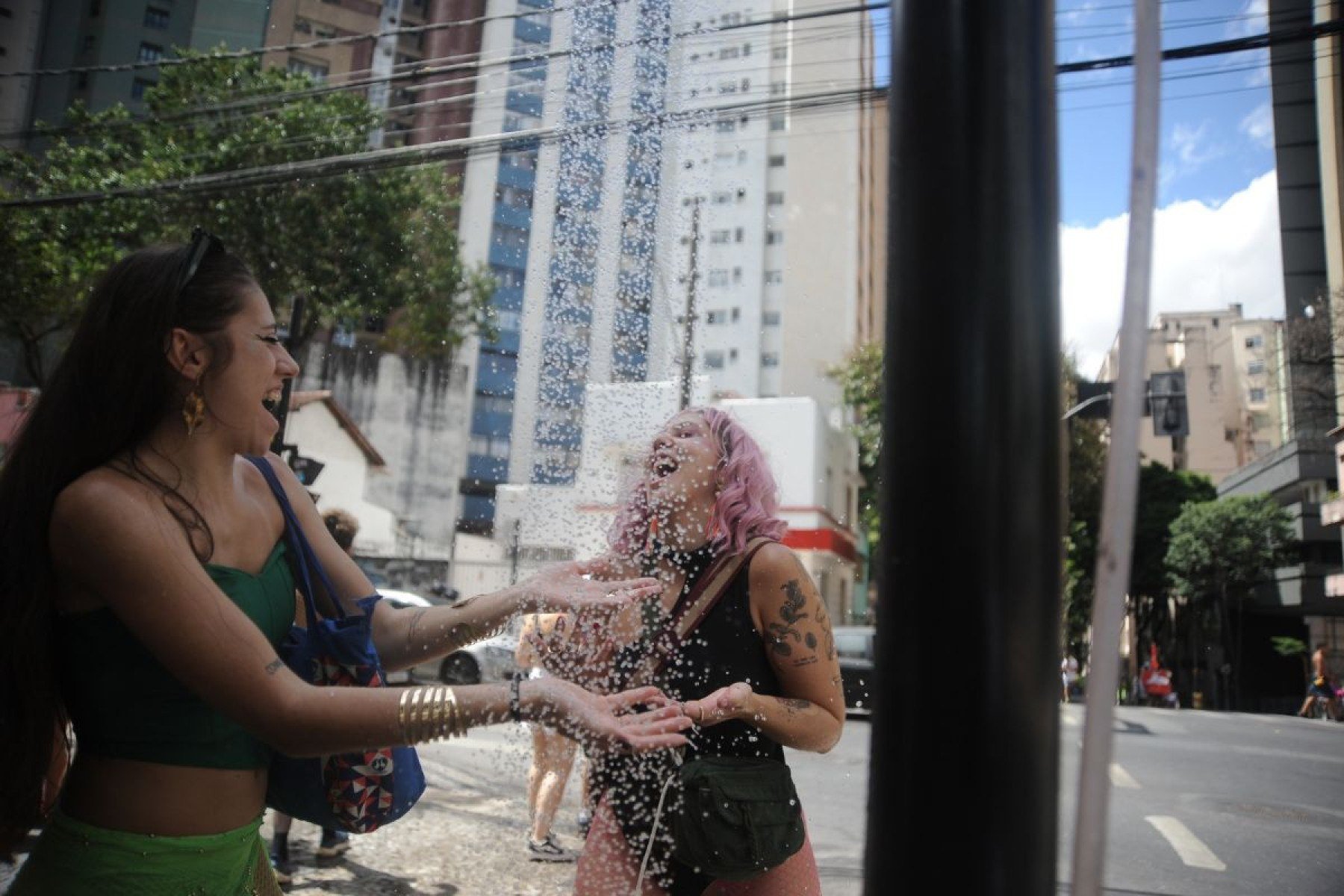Chuveir&atilde;o instalado no Bar e Caf&eacute; Cultura fez sucesso na folia 2025, com foli&otilde;es que subiam a Rua da Bahia