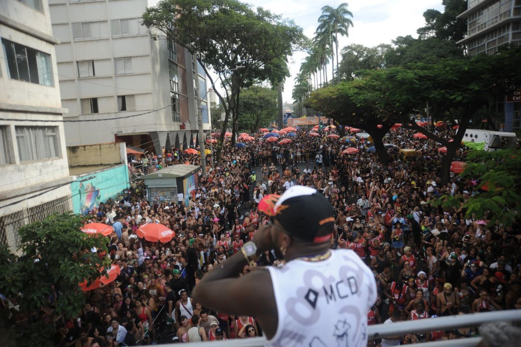 Rapper Djonga pela primeira vez descendo a rua Jo&atilde;o Pinheiro pr&oacute;ximo a pra&ccedil;a da Liberdade no Carnaval 2025