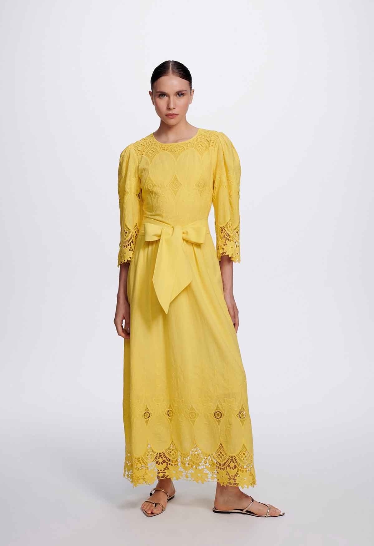 A linha se destaca com cores suaves e modelagens fluidas