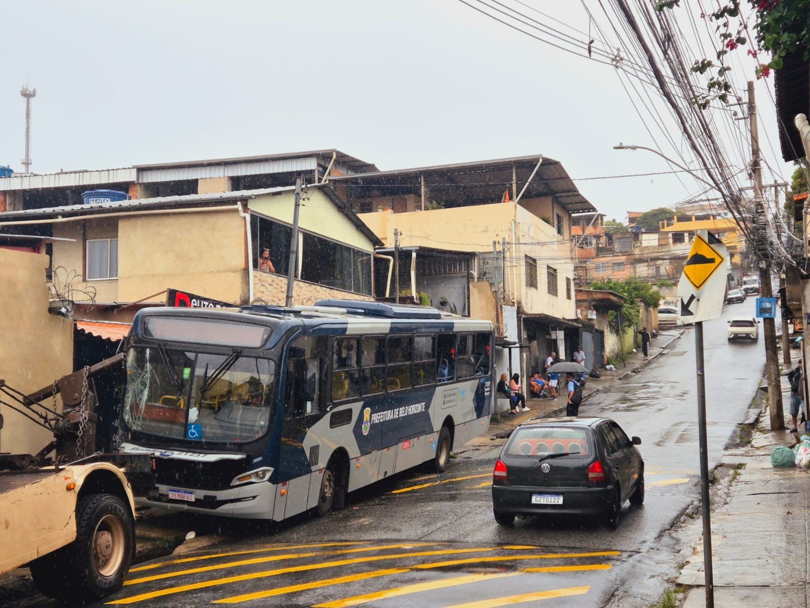 O motorista do ônibus perdeu o controle da direção no Bairro Alto Vera Cruz, na Região Leste de Belo Horizonte-Jair Amaral/EM/DA Press