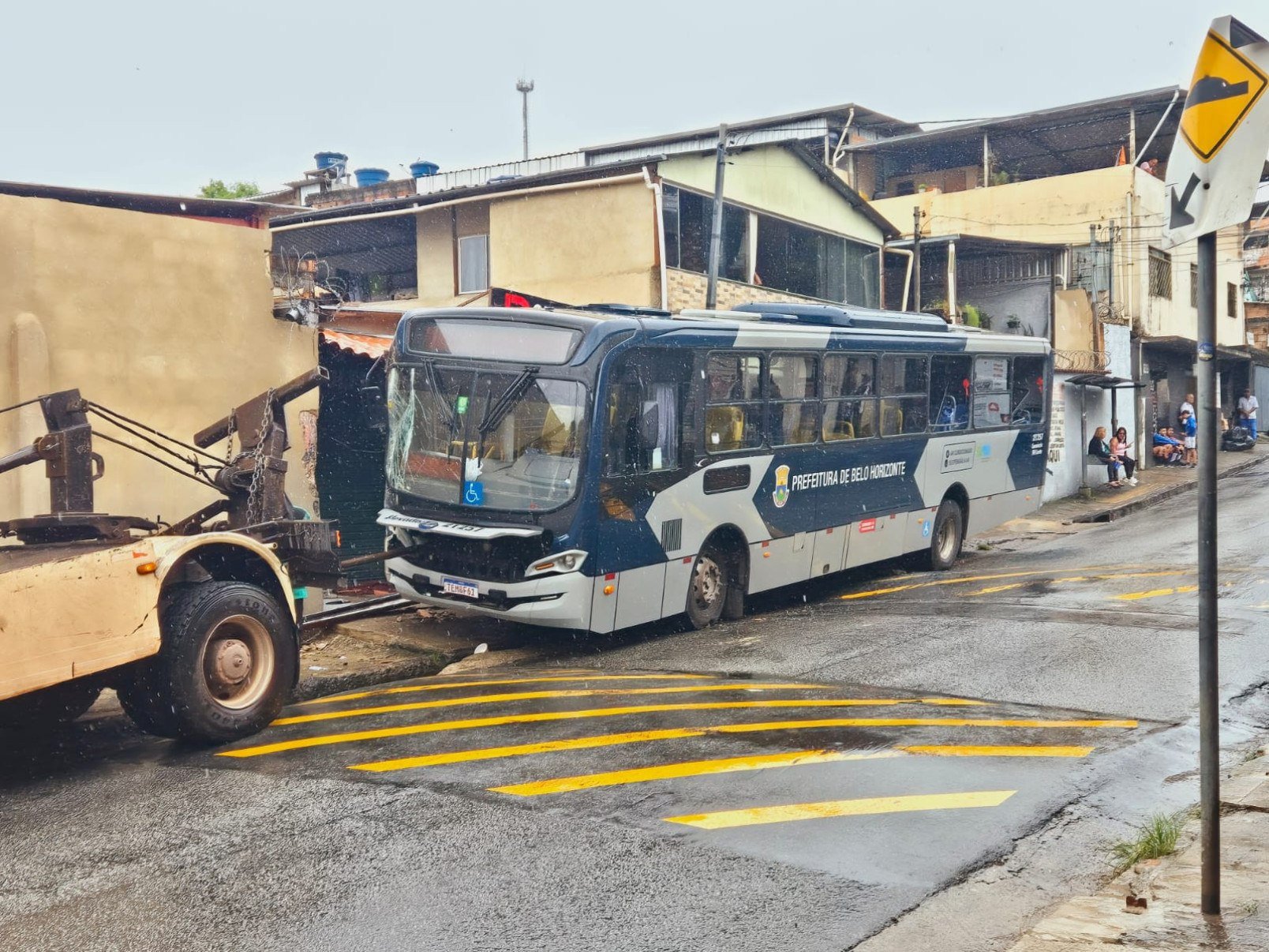 O motorista do ônibus perdeu o controle da direção no Bairro Alto Vera Cruz, na Região Leste de Belo Horizonte-Jair Amaral/EM/DA Press
